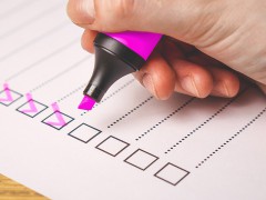 Checkliste, bei der einzelne Checkboxen mit einem pinken Marker abgehakt werden