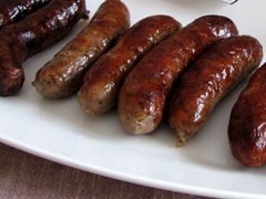 Teller mit Bratwürstchen