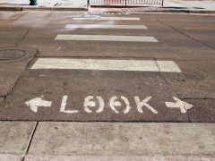 Fußgängerweg, zu Beginn steht »Look« mit Pfeilen nach links und rechts