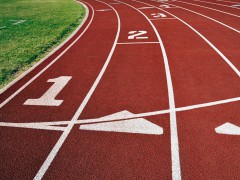 Startbereich einer Rennstrecke in einem Sport-Stadion