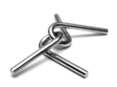 Puzzle aus Metall; 2 Elemente, die man voneinander trennen muss