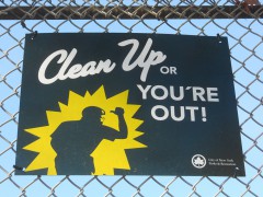 Schild mit Text: »Clean Up or You're Out!«