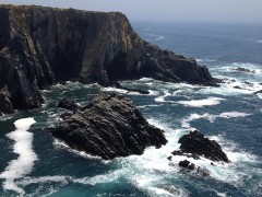 An der Küste: Wasser umfließt ein Kliff