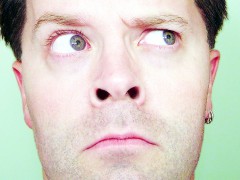 Kritisch schauender Mann, Nahaufnahme des Gesichts