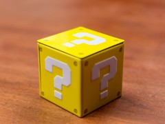 Gelber Würfel mit Fragezeichen auf jeder Seite