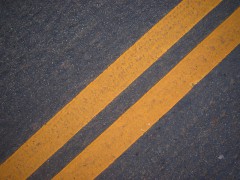 Gelbe LInien auf einer Straße