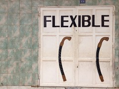 Schriftzug flexible auf einem Tor. Sieht nicht sehr flexibel aus.