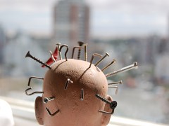 Nägel und Schrauben in einem Kopf