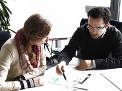 Usability-Experte bespricht Wireframes einer Website mit Kundin (© itemis AG)